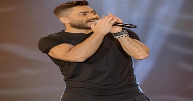 انهارت بالدموع وطلبت رقم هاتفه.. تامر حسني في موقف محرج بسبب زميلته بالجامعة