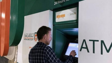 رسوم السحب من ماكينة ATM للبطاقات تصل ل 5%