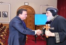 قداسة البابا يبحث مع وزير الصحة سبل التعاون في تطوير المستشفى القبطي