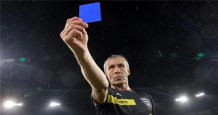 البطاقة الزرقاء.. قانون جديد في مباريات كرة القدم